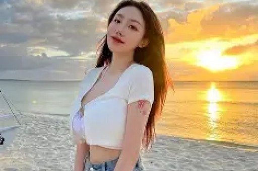 明星八卦看点啥：秦岚的原装身材太丰满了！穿抹胸都兜不住我感慨自律的女人真美_设计_面料_颜色：考古李小璐自嘲是恋爱脑！无戏可拍只能靠跳舞博曝光女儿也进青春期不好管_贾乃亮_生活_网友：邹市明和冉莹颖去