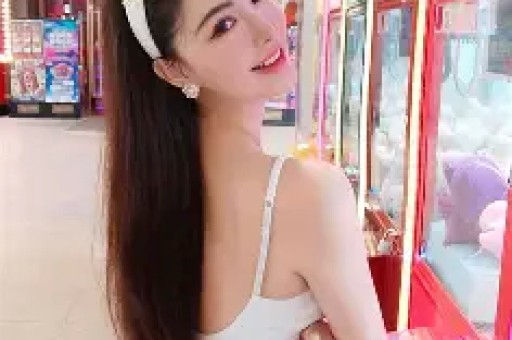 抖音千万粉丝网红主播何秋是亊首登时尚杂志《红秀